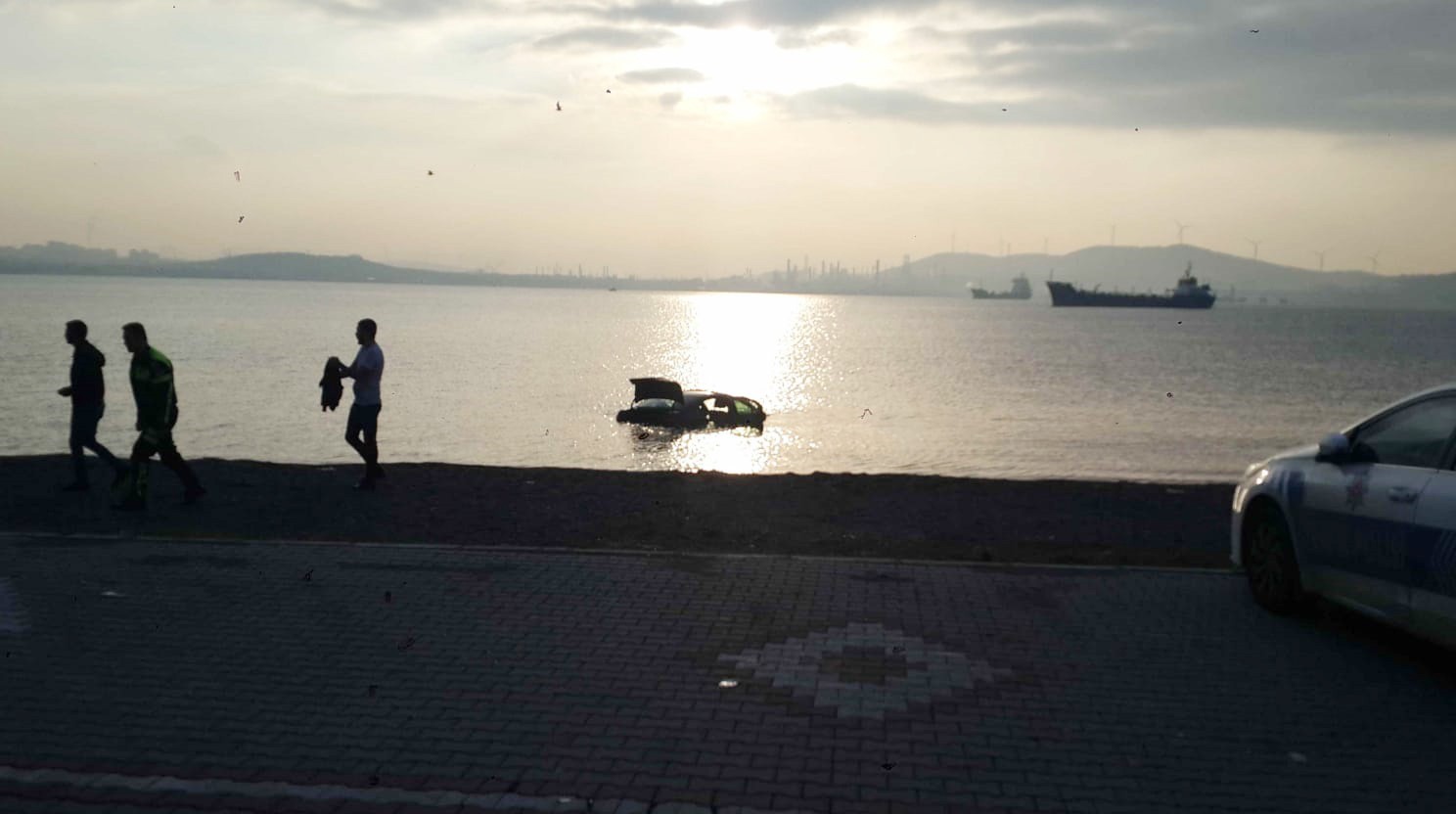 İzmir'de fren yerine gaza basınca denize uçtular